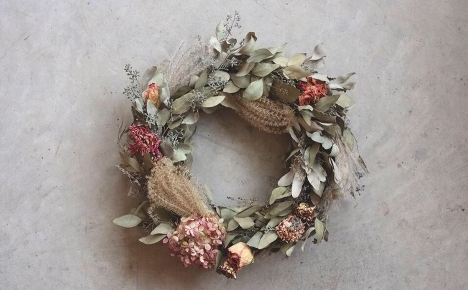 flower wreath with pampas grass, peach flowers, and smaller greenery throughout