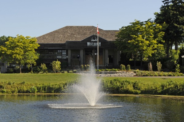 Entrance of golf course with large fountain feature